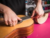 snaren vervangen bij een klassieke gitaar