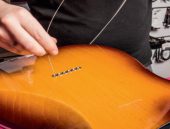 Hoe vervang je de snaren op een elektrische gitaar?
