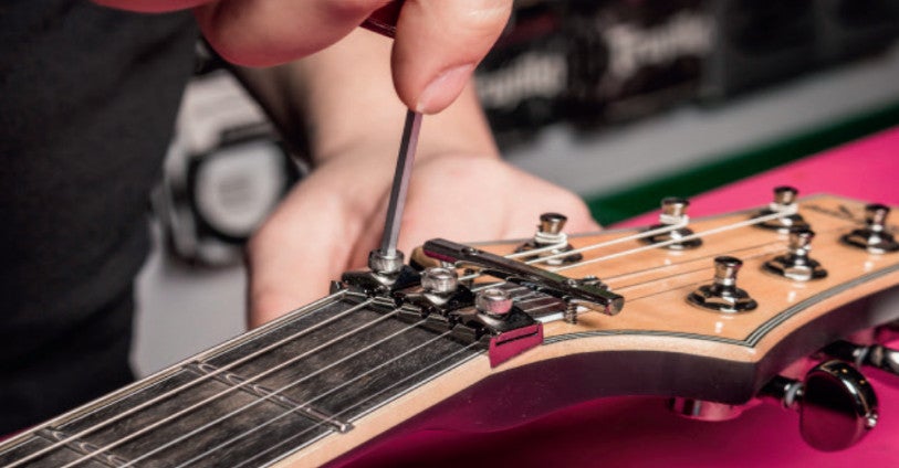 Snaren vervangen op een elektrische gitaar