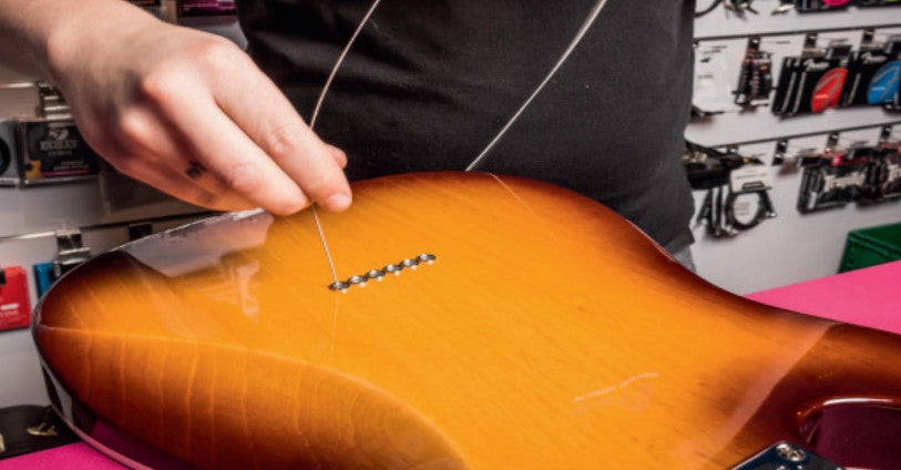 Snaren vervangen op een elektrische gitaar