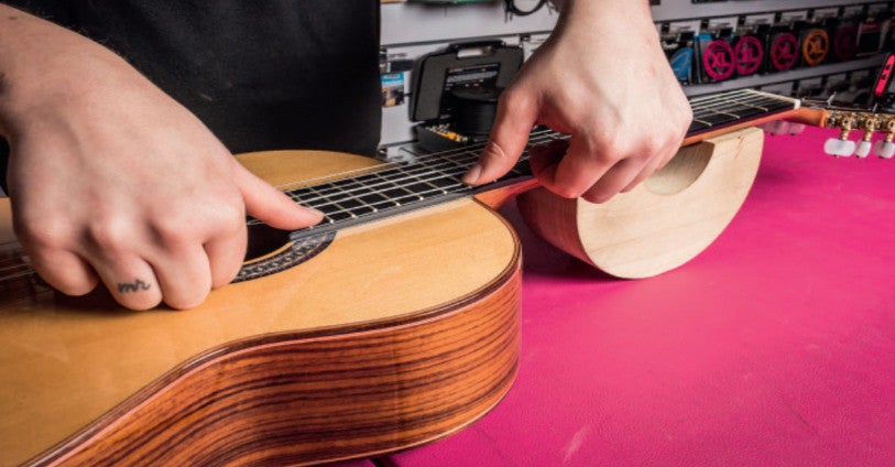 Snaren vervangen op een elektrische gitaar