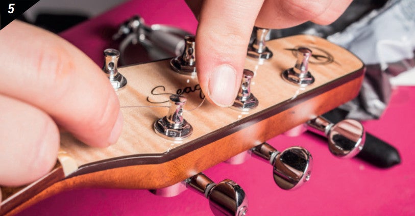 Hoe vervang je de snaren op een akoestische gitaar?