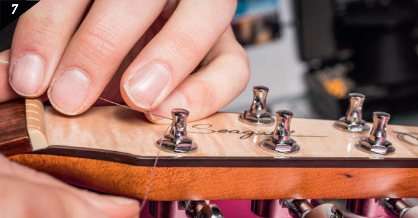 Hoe vervang je de snaren op een akoestische gitaar?