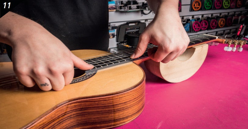 Hoe vervang je de snaren op een akoestische gitaar?