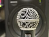 Hoe kan ik mijn microfoon aansluiten op een speaker?