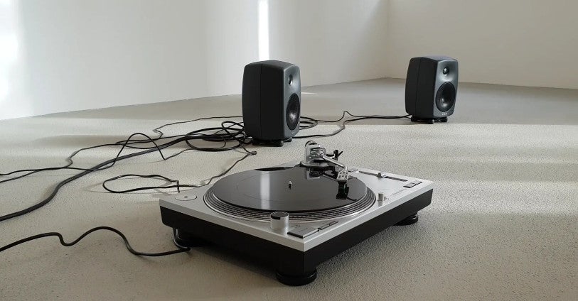 Platenspeler aansluiten op versterker of speakers