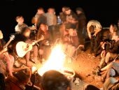 Gitaar bij het kampvuur spelen? Gebruik deze tips!