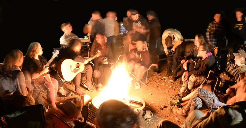 Gitaar bij het kampvuur spelen? Gebruik deze tips!