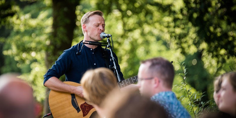 Hoe ga ik te werk als muzikant voor achtergrondmuziek?