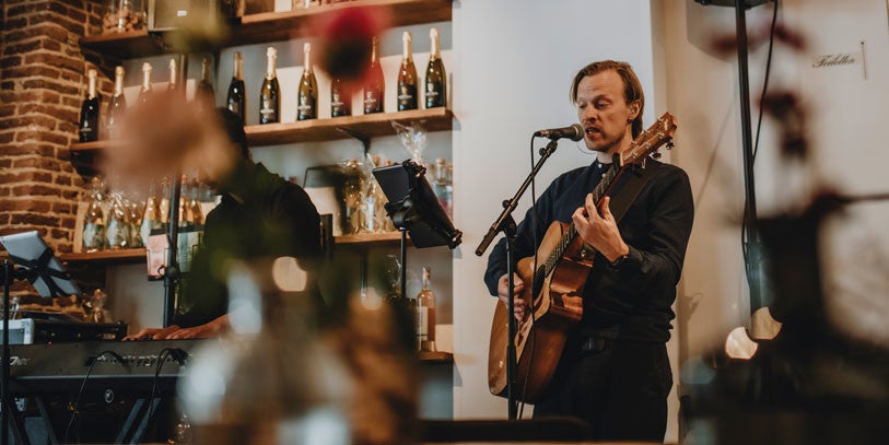 Hoe ga ik te werk als muzikant voor achtergrondmuziek?