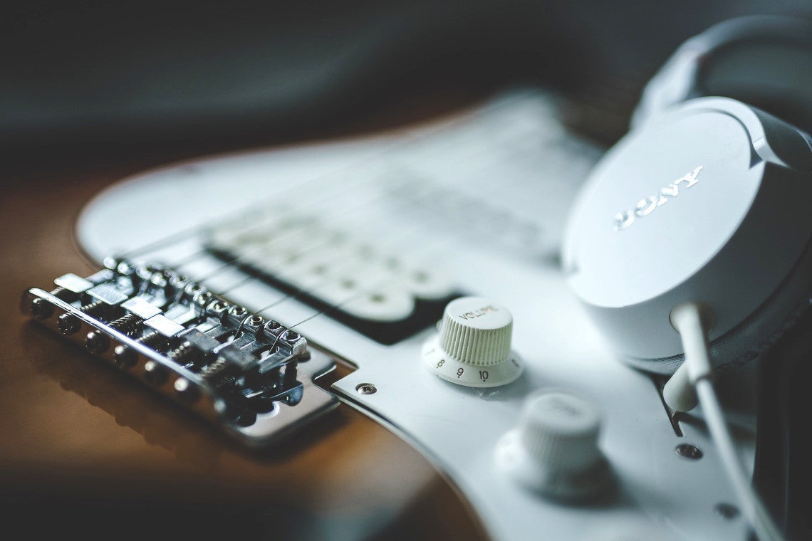 Een koptelefoon op een gitaar/basgitaar aansluiten - Kan dat?