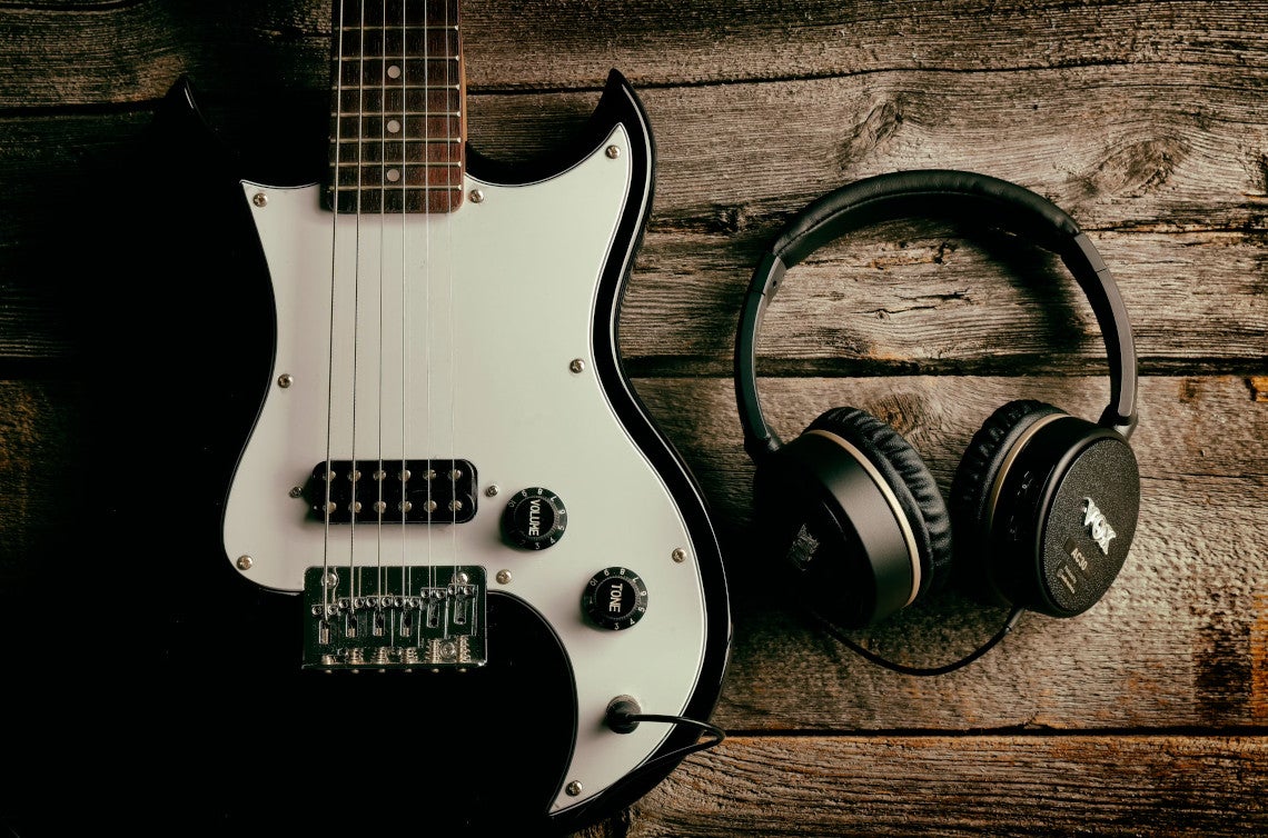 Een koptelefoon op een gitaar/basgitaar aansluiten - Kan dat?