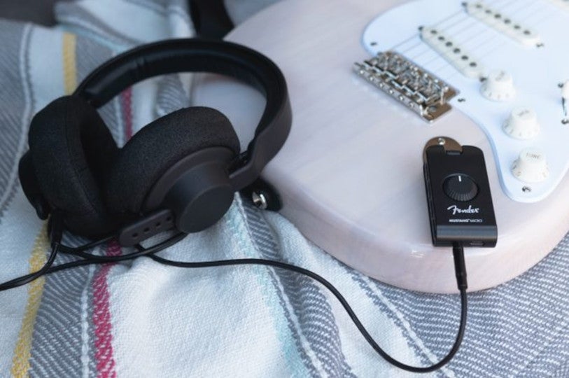 Een koptelefoon op een gitaar/basgitaar aansluiten - Kan dat?