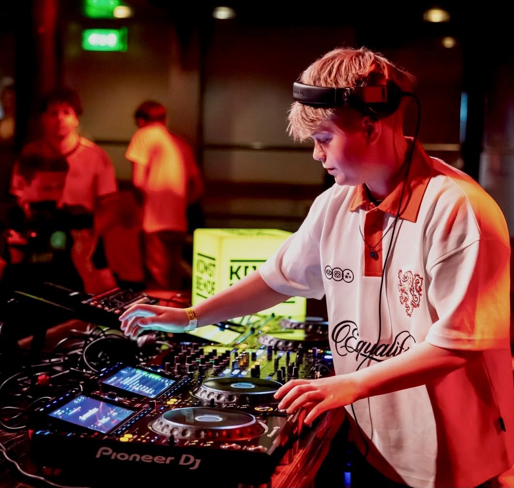 DjDjary achter de decks