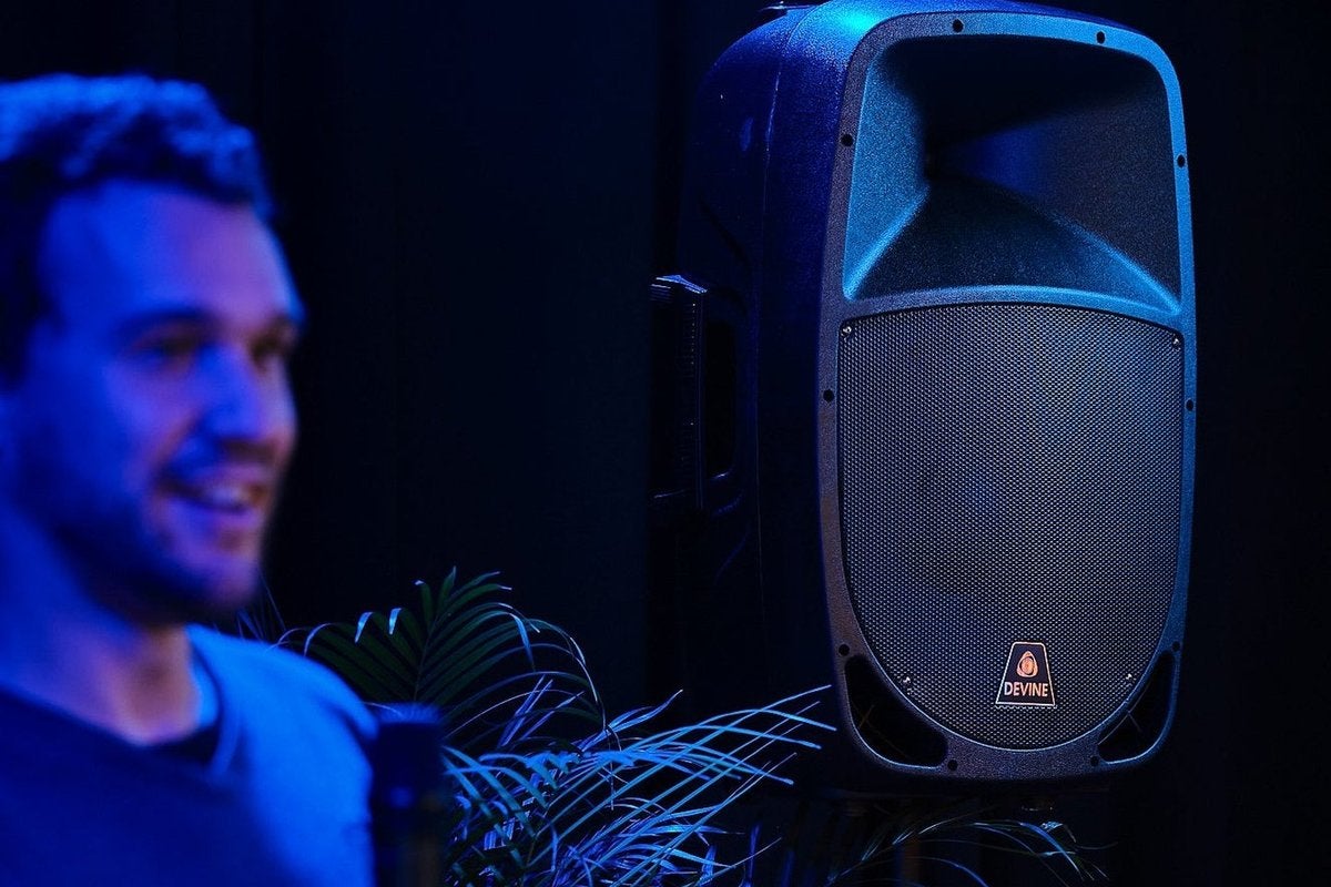 Enceinte Devine Sound Scout 15A lors d'une soirée