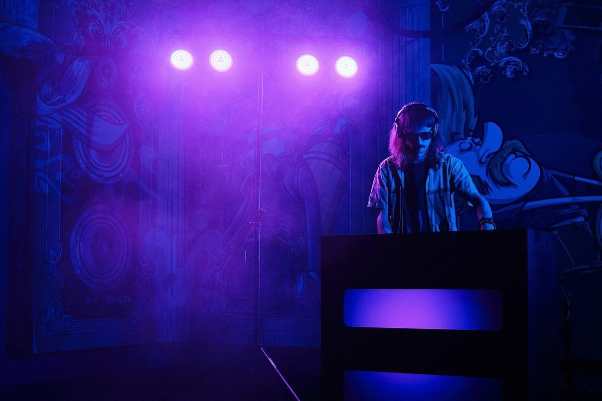 DJ sous la lumière violette de projecteurs LED Ayra ComPar 2