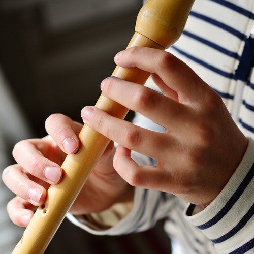 Hoe moet je een blokfluit vasthouden?